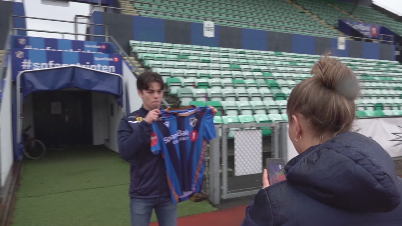 Mathias (15) signerte proffkontrakt: - Jeg vil spille i Europa med Stabæk